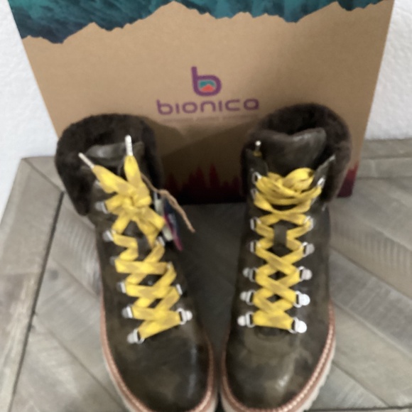 bionica Danie Genuine Shearling Trim Hiking Boot (Women) 9M - Picture 4 of 4